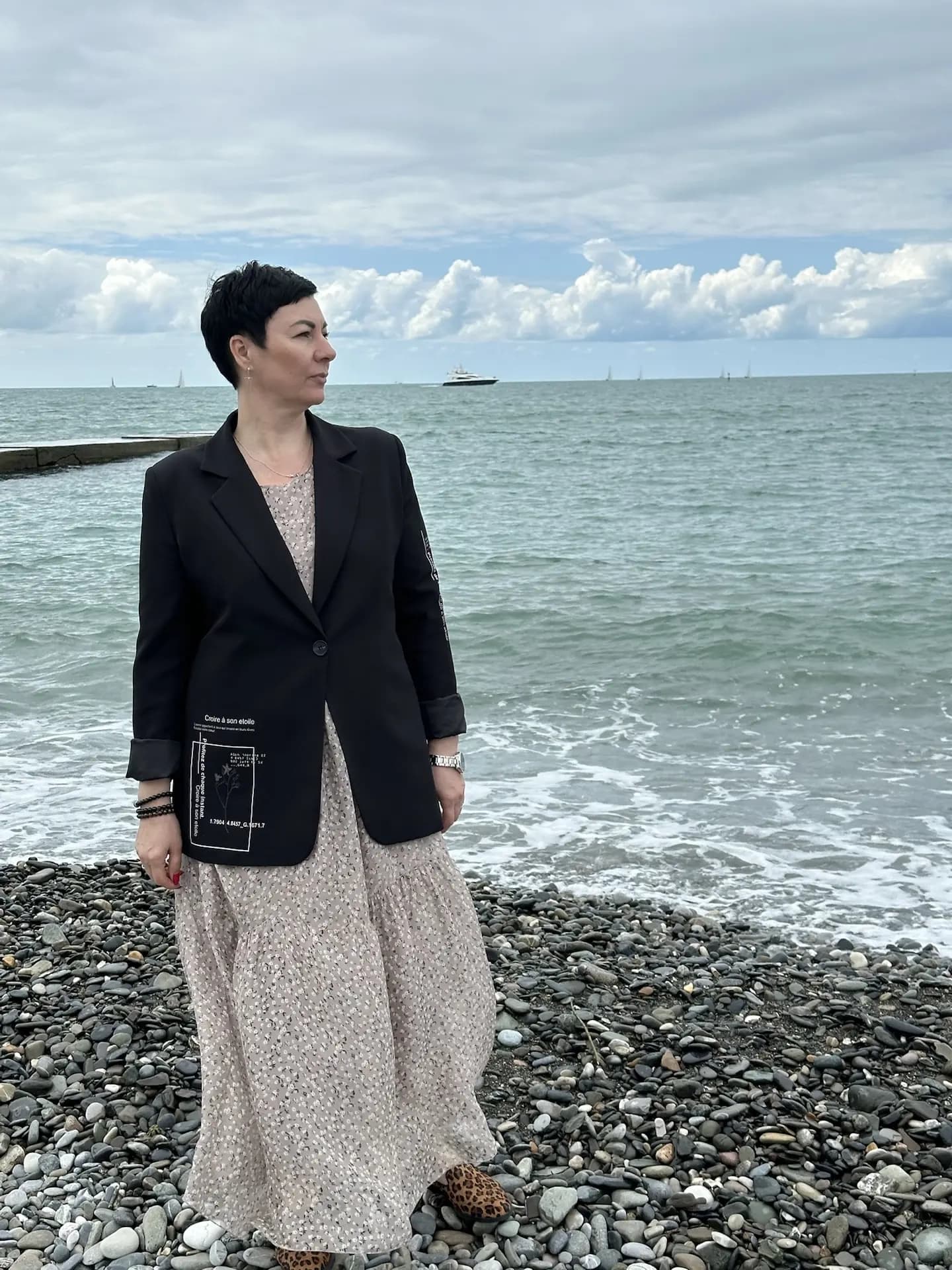 Екатерина на прогулке у моря